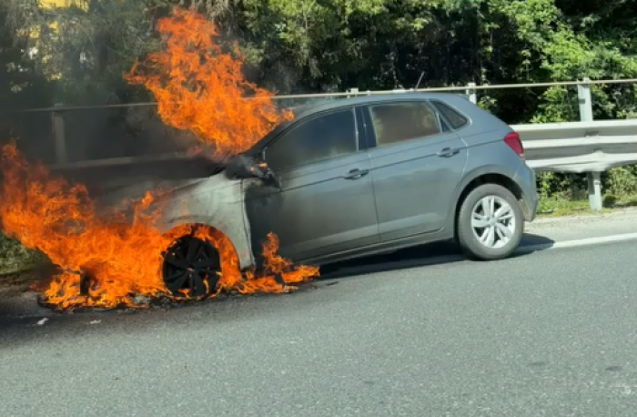 Auto in fiamme lungo la superstrada a Ponte San Giovanni: disagi al traffico