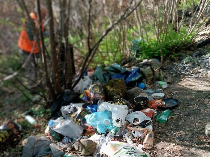 Task force per pulire le strade: raccolti rifiuti, tagliata vegetazione, sistemati i percorsi