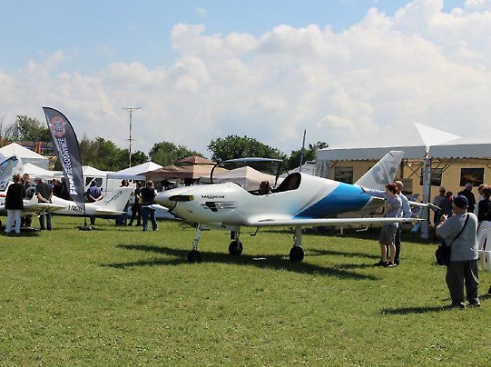 Al Trasimeno torna il Meeting di primavera: acrobazie, biplani e il fascino degli aerei storici