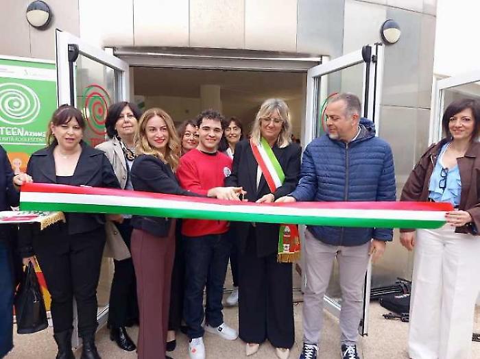 Un nuovo spazio per i giovani: dopo anni di abbandono l'ex Casa delle musiche a Borgo Bovio diventa DesTEENazione