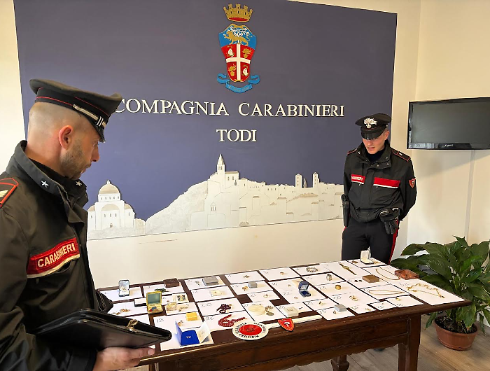 Truffa un'anziana facendosi consegnare 15mila euro di gioielli: arrestato 34enne