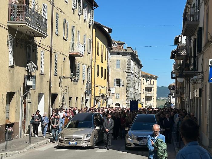 Magione piange Giacomo e Francesco Fierloni: in migliaia ai funerali dei due gemelli. L'arcivescovo Maffeis: "Distrutti i progetti pi&ugrave; belli e giusti di due ragazzi"