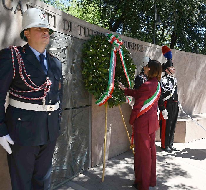 Perugia celebra la Festa della Liberazione: le tappe. Inaugurata la targa per le vittime Lgbtqia+, Omphalos: "Grave l'assenza del prefetto"