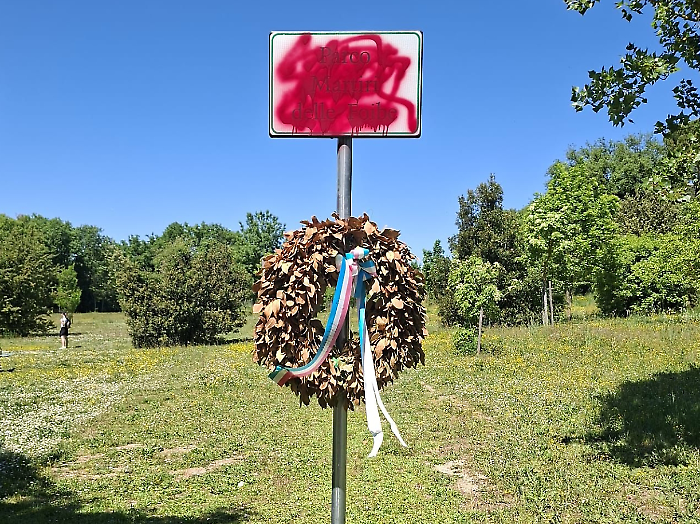 Vandali imbrattano il cartello del parco Martiri delle Foibe nella notte del 25 aprile: la condanna del Comune di Torgiano