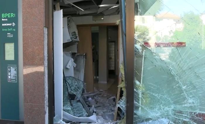 Narni Scalo, assalto al bancomat di via Tuderte: l'auto usata come ariete e l'esplosione. Sopralluoghi per i rilievi