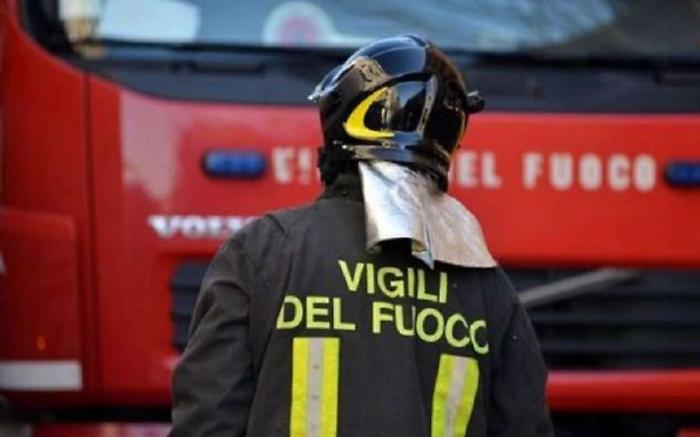 Incendio nelle cantine di un condominio a Ponte D'Oddi: evacuate le famiglie
