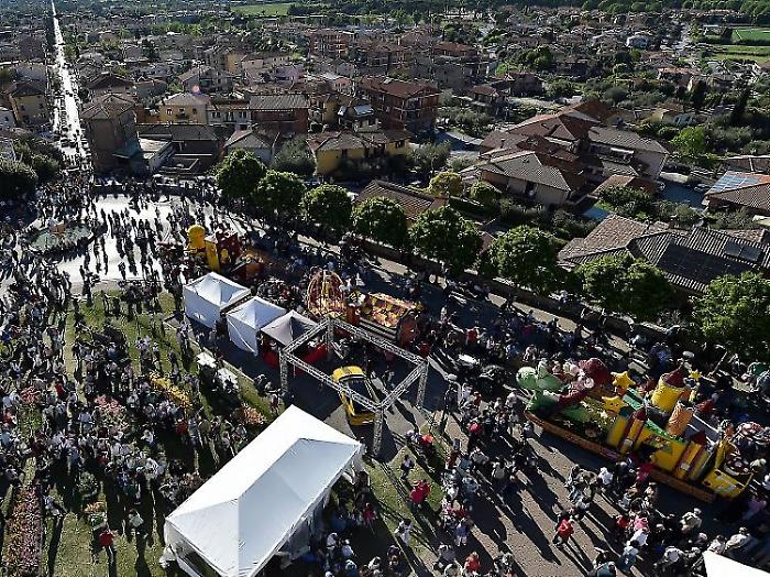 Edizione da record per la festa del tulipano tra carri cartoon e un milione di petali