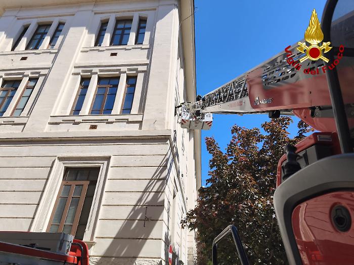 Terni, cadono pezzi di cornicione dal Liceo Galilei: i vigili del fuoco mettono in sicurezza l'edificio