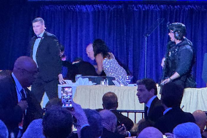 Sparatoria alla cena dei corrispondenti della Casa Bianca: Trump illeso, sospettato armato catturato