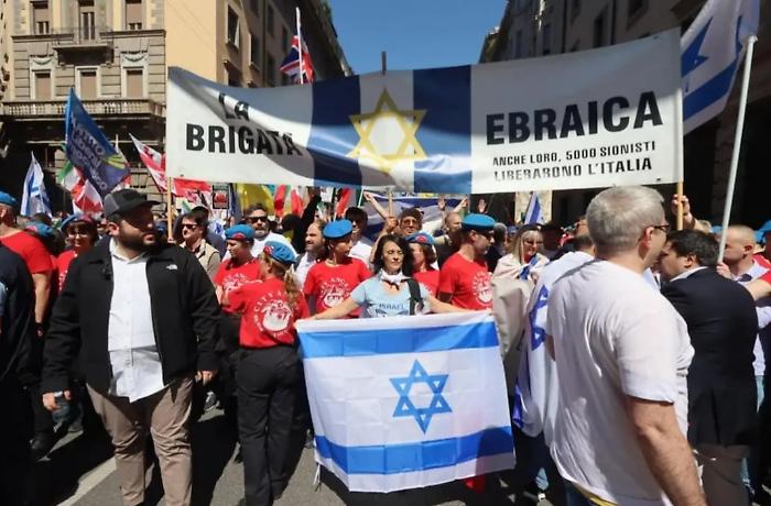 Festa della Liberazione tra violenze e slogan antisemiti contro la Brigata ebraica. L'Ucei: "I violenti non dettino le regole"