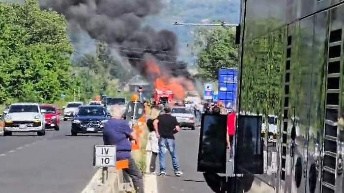 Autoarticolato in fiamme sul raccordo Orte-Terni: a fuoco la motrice. Traffico in tilt