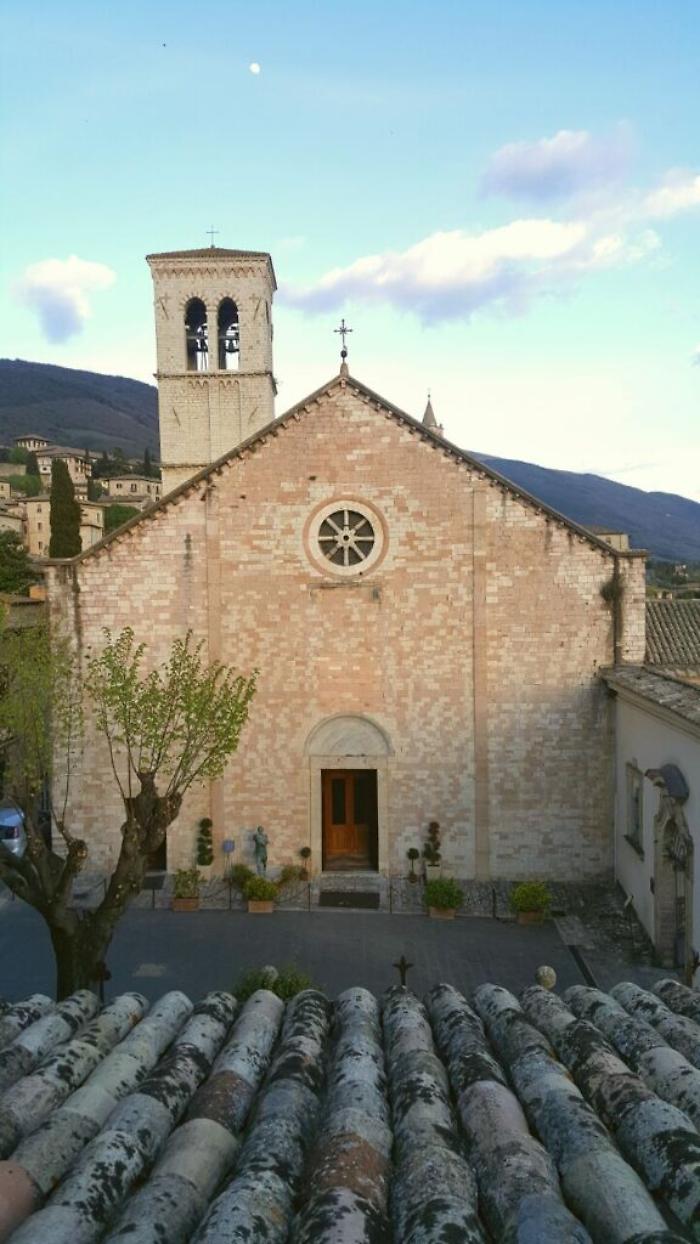 Assisi, turisti in arrivo da tutto il mondo per San Francesco e San Carlo Acutis: tutte le domeniche messa in inglese al Santuario della Spogliazione