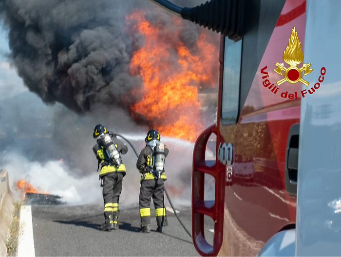 Autoarticolato in fiamme sul raccordo Orte-Terni: a fuoco la motrice. Traffico in tilt