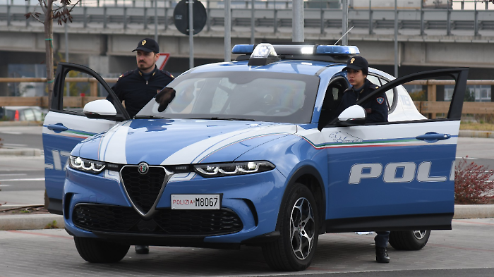 Viaggiava in auto con un coltello serramanico e cocaina: denunciato 23enne 