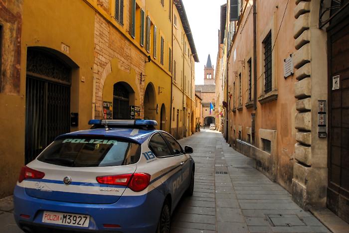 Foligno, lite in fila alla cassa degenera in minacce di morte con il coltello: denunciato 41enne