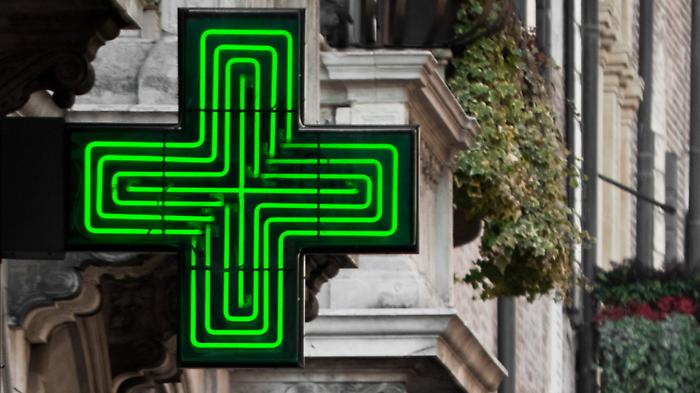 Rapina una farmacia di Foligno a volto coperto e armato di forbici: poi la fuga con l'incasso 