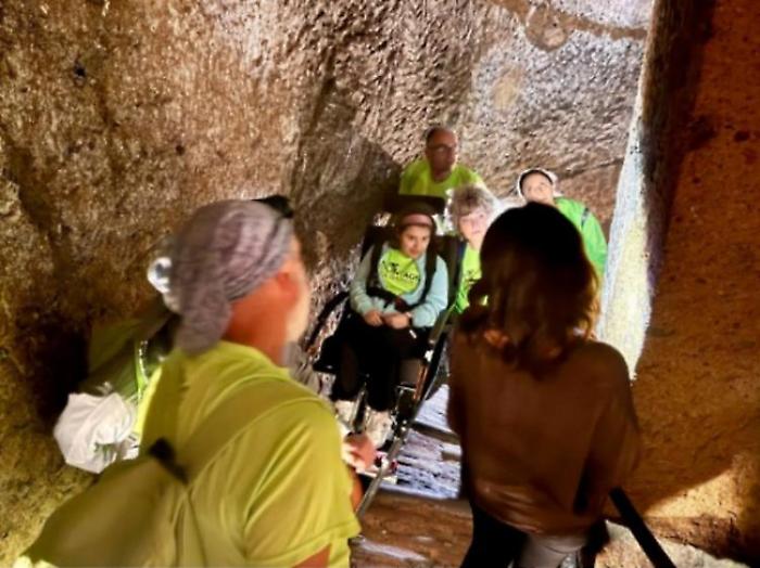 Pozzo di San Patrizio in joelette: l'emozionante visita della 12enne Giulia