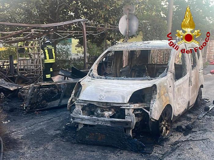 Vasto incendio a Terni nella notte: a fuoco due auto e la rimessa di un'abitazione
