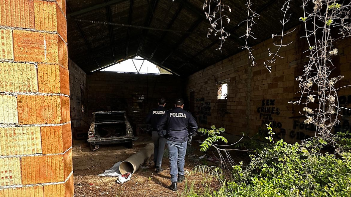 Occupavano abusivamente un casolare abbandonato: denunciati due stranieri, uno con divieto di ritorno 