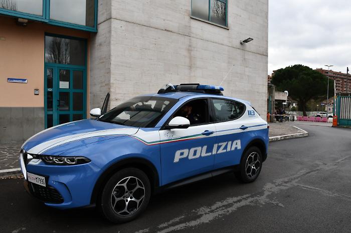 Viola il divieto di avvicinamento ma viene fermato grazie all'allarme del braccialetto elettronico: denunciato 47enne