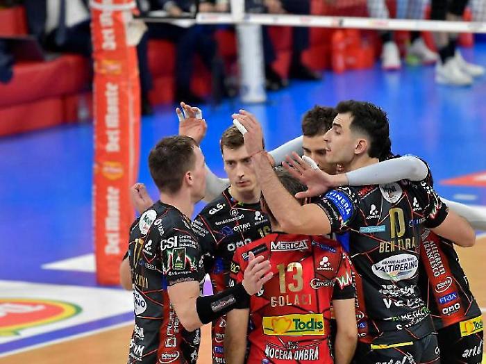 La spinta dei tifosi per la Sir Susa Scai: sold out per gara 1