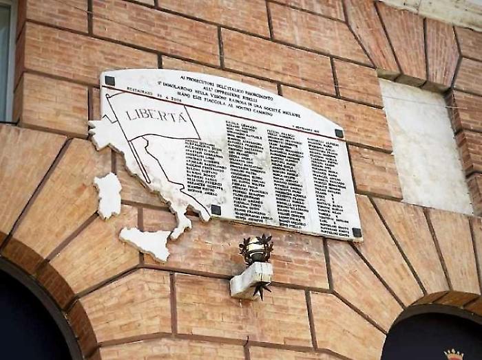 "Riattivata la lampada votiva alla lapide dei caduti". L'annuncio del sindaco Zuccarini 