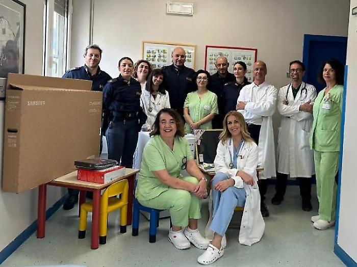 Il grande cuore degli allievi del Lanari: donati alla Pediatria una tv, un lettore dvd, un frigo e materiale di cancelleria