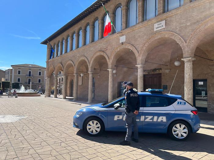 Prende a calci il portone di casa della madre violando il divieto di avvicinamento: arrestata una 29enne