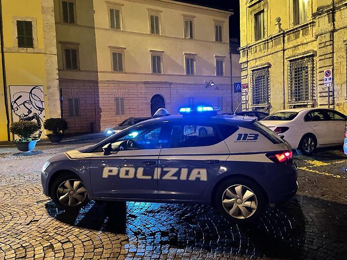 Molesta i clienti di un locale del centro e si scaglia contro la polizia: denunciato un 49enne