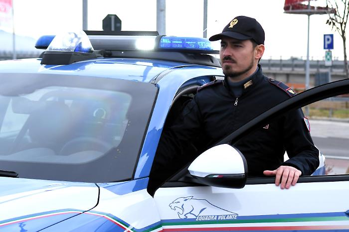 Sorpreso a rubare in una macchina in sosta reagisce minacciando e sputando ai poliziotti. Arrestato un 34enne