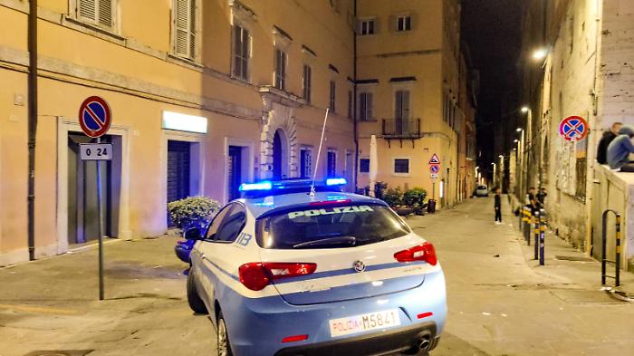 Palpeggia e insulta una donna in piazza Grimana: scatta la denuncia per un trentenne 