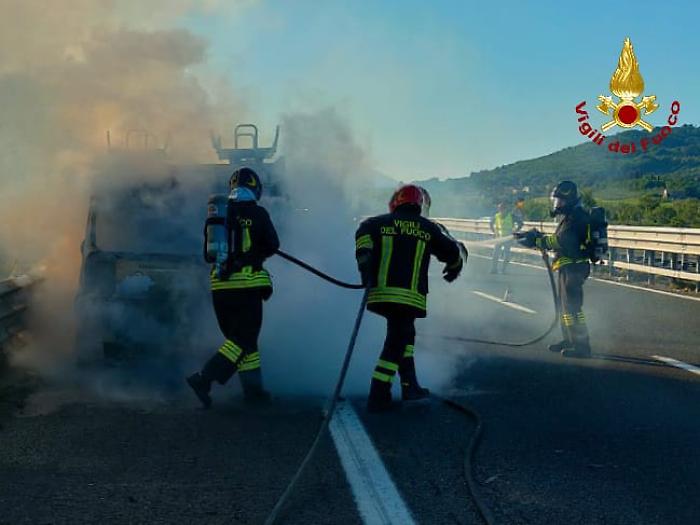 Furgone in fiamme in A1 a Orvieto: illeso il conducente. Permangono disagi per la circolazione 