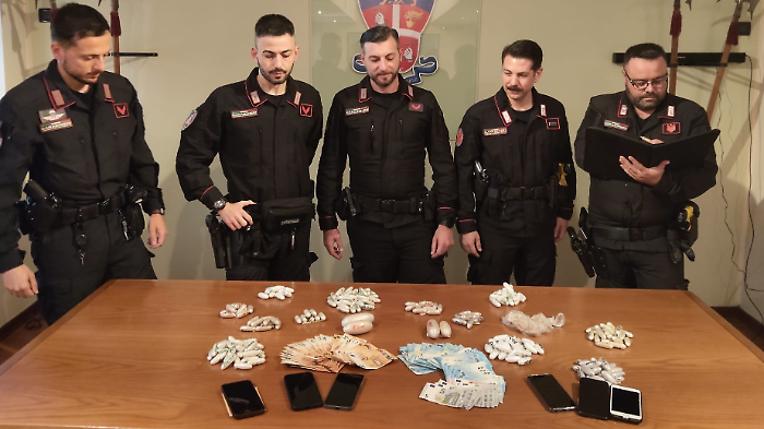 Sorpreso con tre chili di eroina nascosti nello zaino: arrestato 37enne