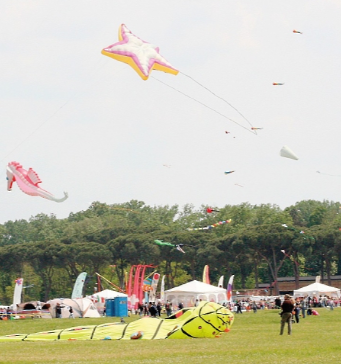 Gli aquiloni tornano a volare: da domani a domenica spettacoli, laboratori e iniziative per famiglie e scuole