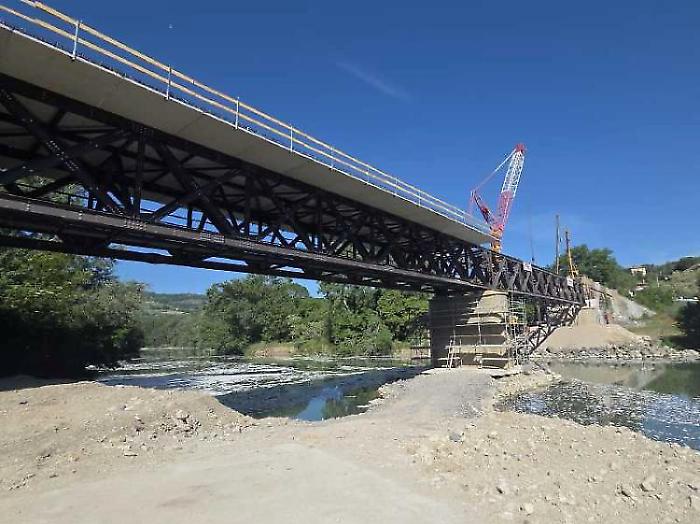 Collegate le sponde del Tevere: ultimato il posizionamento della seconda travata sul ponte di Montemolino