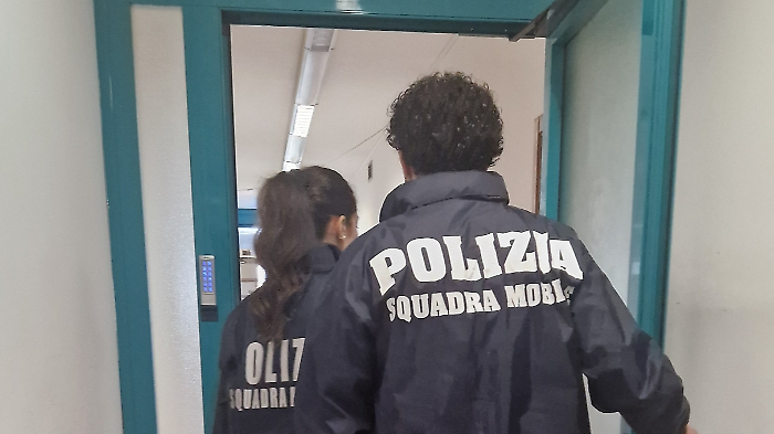 Parrucchiere a domicilio ruba oltre 20 mila euro a un'anziana: incastrato dalle telecamere piazzate in casa dai figli. Arrestato