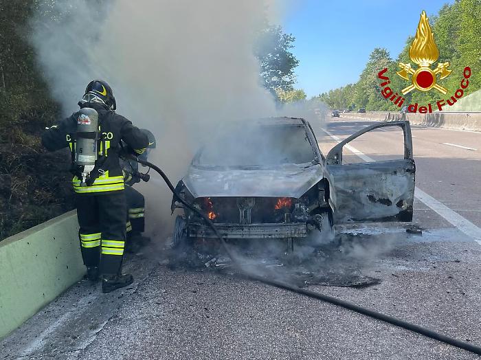 Acquasparta, auto alimentata a gpl in fiamme lungo la superstrada E45