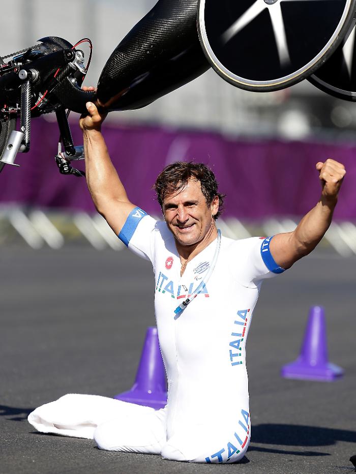 Addio ad Alex Zanardi, l'ex pilota e campione paralimpico aveva 59 anni 
