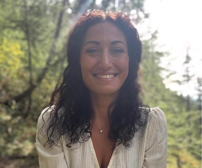 Alessandra Battaglia, chi &egrave; l'esperta della voce ospite a Verissimo: dagli abusi del padre alla nuova vita