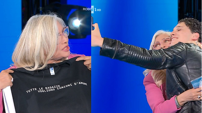 Nicol&ograve; Filippucci regala una maglia a Mara Venier: "Posso farmi una foto con te? Quando mi ricapita" 