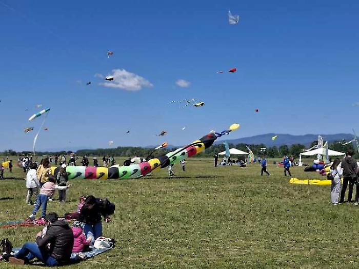Il Festival del volo, il ritorno degli aquiloni dopo sei anni: grandi e piccini in festa all&rsquo;aeroporto
