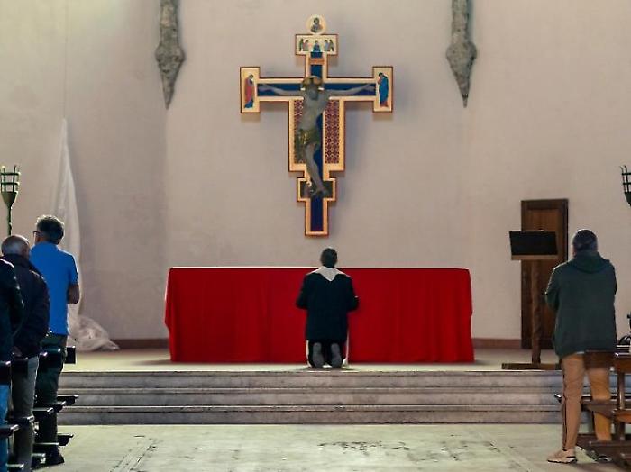 Corsa all'Anello, inaugurato il crocifisso ligneo di Fraporta nella chiesa di San Francesco