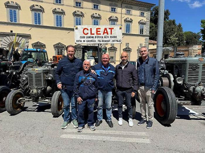 Storia e tradizione con i trattori: oltre 50 mezzi agricoli hanno animato piazza Garibaldi e il loggiato Gildoni