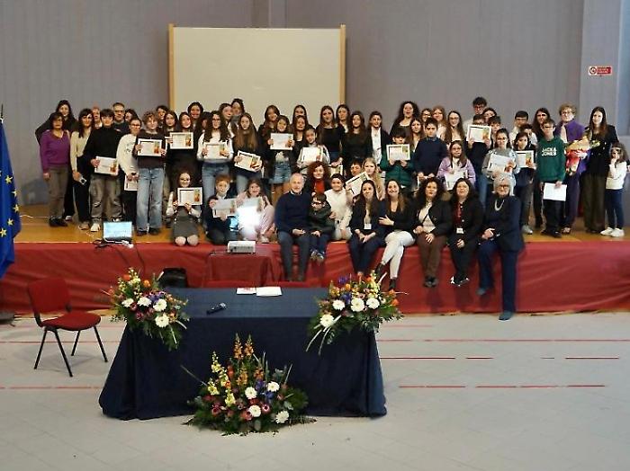 Borse di studio Visconti assegnate a 46 allievi. La giunta: "Valorizziamo i giovani per rendimento scolastico e capacit&agrave; di relazionarsi"