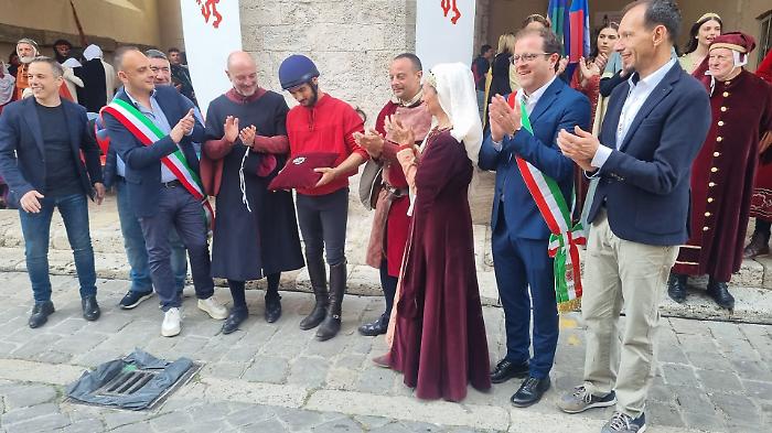 Narni, Luca Paterni &egrave; l'unico a infilare l'anello di 3 centimetri: trionfo rossobl&ugrave; alla Corsa Storica
