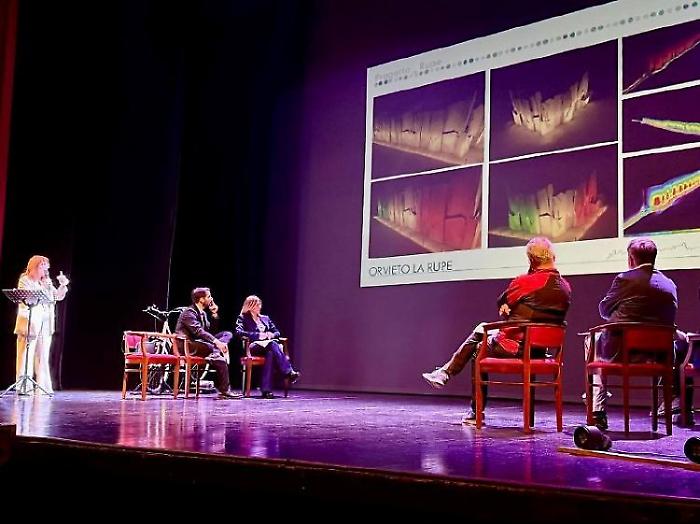"La prima luce". Presentato l'intervento di illuminazione architettonica per la Rupe