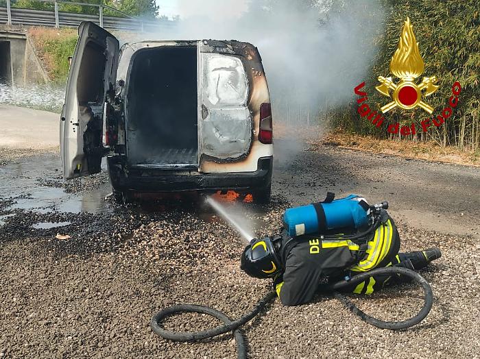 Furgone in fiamme a Orvieto: l'autista tenta di spegnerlo con l'estintore. L'intervento dei vigili del fuoco