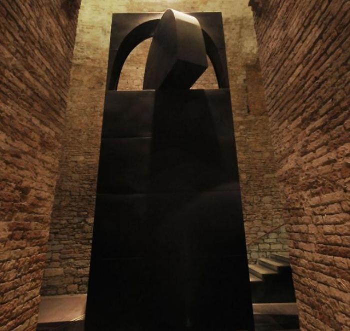 Il Grande Nero abbandonato: la lunetta dell'opera di Burri nella Rocca Paolina non gira pi&ugrave;