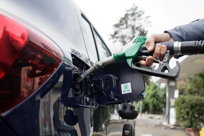 Benzina oltre 1,9 euro al litro: in Umbria rincari fino a 18,5 centesimi in 5 giorni