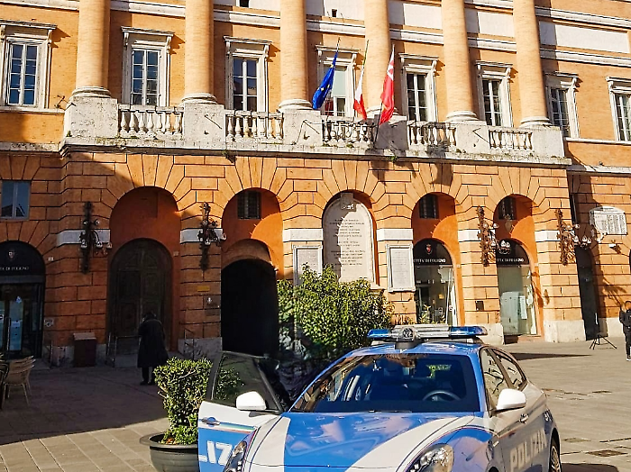 Spaccia in zona Ponte San Magno, vede la polizia e prova a ingoiare la cocaina: arrestato 18enne